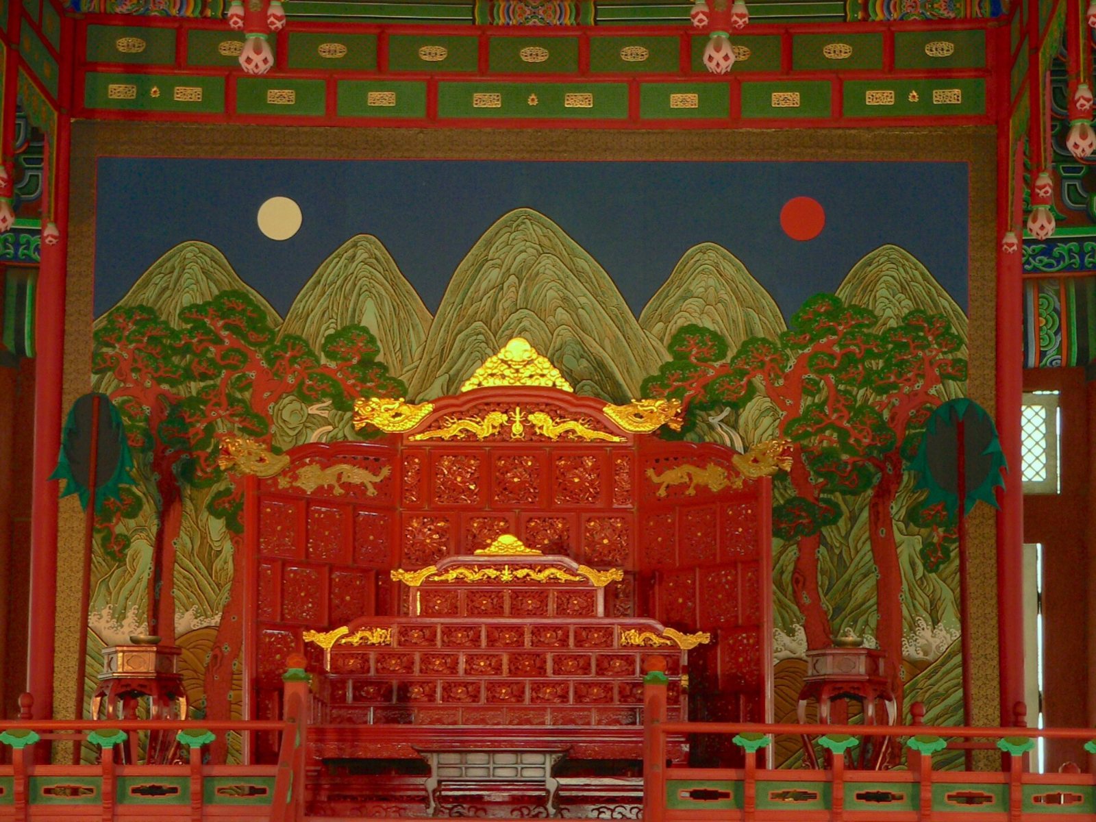 Throne hall of Gyeongbokgung Palace, Seoul, with the Sun, Moon, and Five Peaks screen.